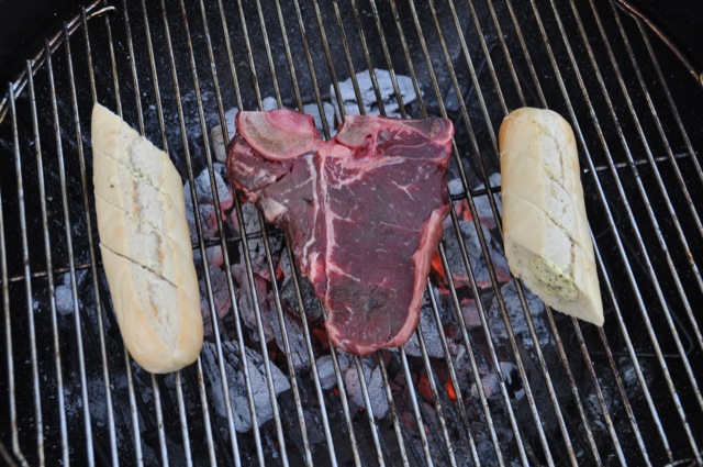T-Bone-Steak vom Holzkohlegrill