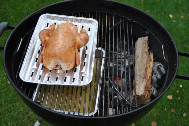 Maishähnchen indirekt grillen mit Holzkohle und Kirschenholz für den Rauch-Geschmack