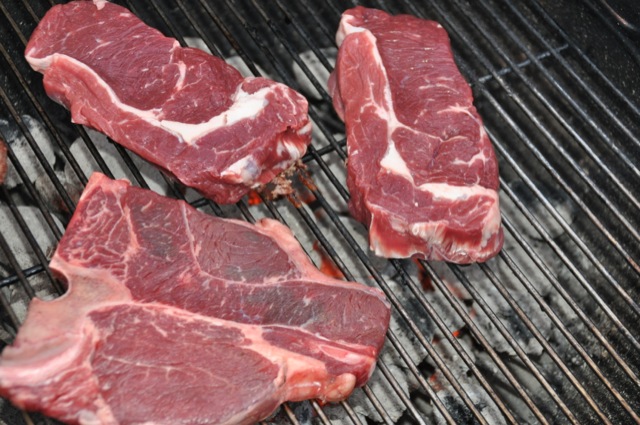 Unterschied: Entrecote und T-Bone-Steak auf dem Grill